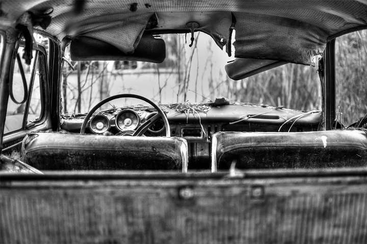 Атмосферні фото постапокаліптичного кладовища старих автомоблів у Польщі