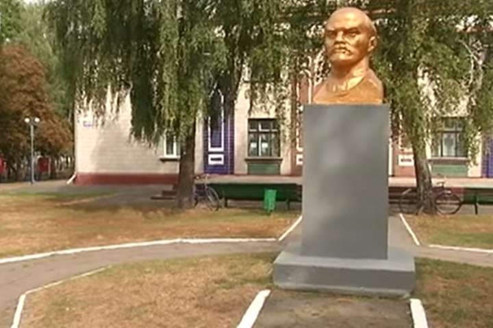 На Полтавщині повалили пам'ятник Леніну, який мешканці відмовились демонтувати