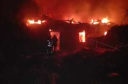 Вогнеборці понад дві години боролися з пожежею у будинку