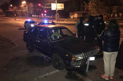 Автомобіль вилетів з проїжджої частини і зніс огороджувальні стовпчики