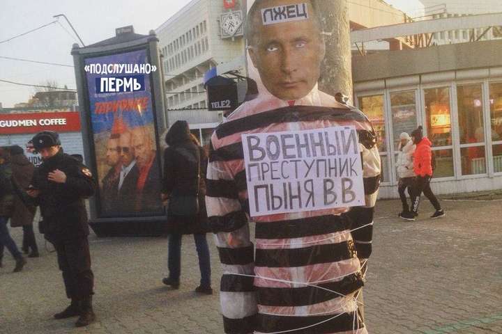 У російській Пермі прив'язали «Путіна» до стовпа 