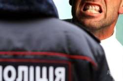 Чоловік категорично відмовився спілкуватися із поліцейськими, а при спробі затримати - одного співробітника ударив, а іншого вкусив (ілюстративне фото)