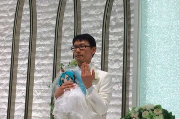 Японець офіційно одружився на анімешній віртуальній співачці