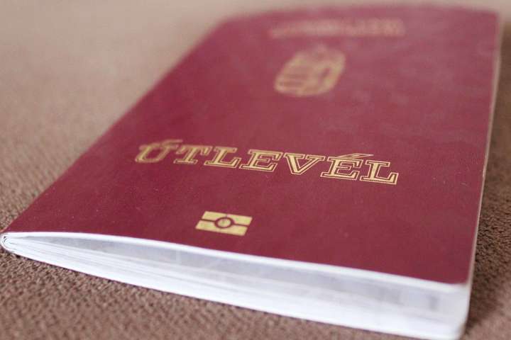 Угорщина не припинила видавати паспорти українцям