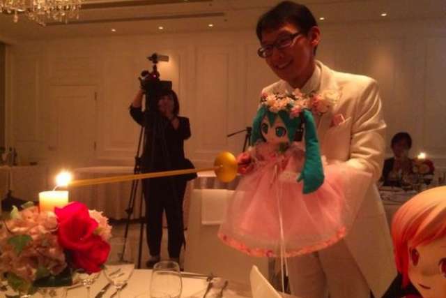 Японец официально женился на анимешной виртуальной певице