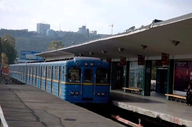 Станцію метро «Дарниця» відкрили після «замінування»