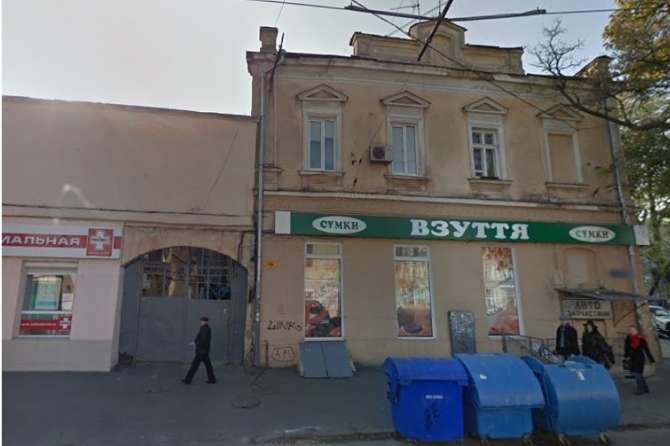 Фрагмент карниза впав на голову перехожому в центрі Одеси