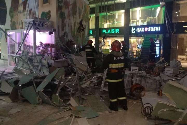 В столице Беларуси в одном из торговых центров обвалился потолок