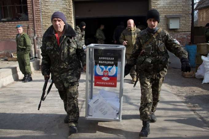 Спостерігачі ОБСЄ бачили біля «виборчих дільниць» у «Л/ДНР» людей з автоматами