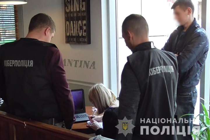 Екс-топа українського банку застукали на продажу бази даних клієнтів 