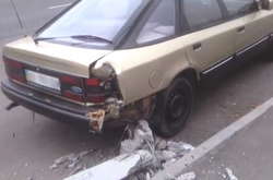 У Вінниці автомобіль, рухаючись заднім ходом, збив стовп