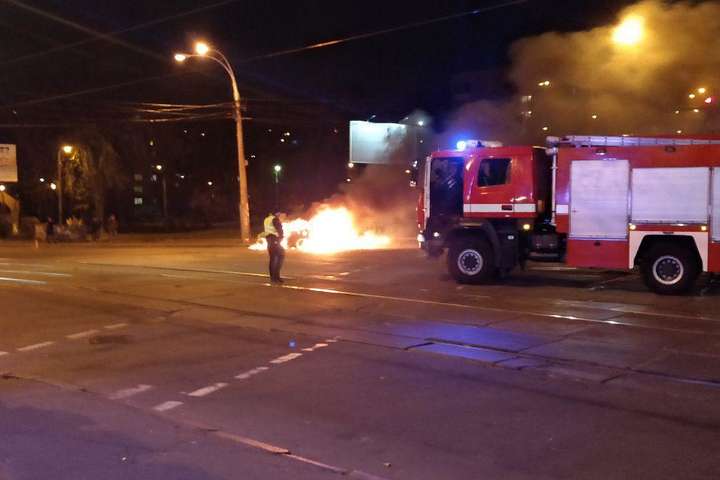 За ніч у Києві згоріли два автомобілі