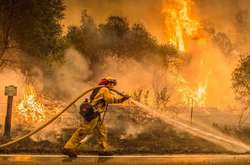 Ким Кардашьян и Канье Уэст наняли частных пожарных, чтобы спасти свой дом
