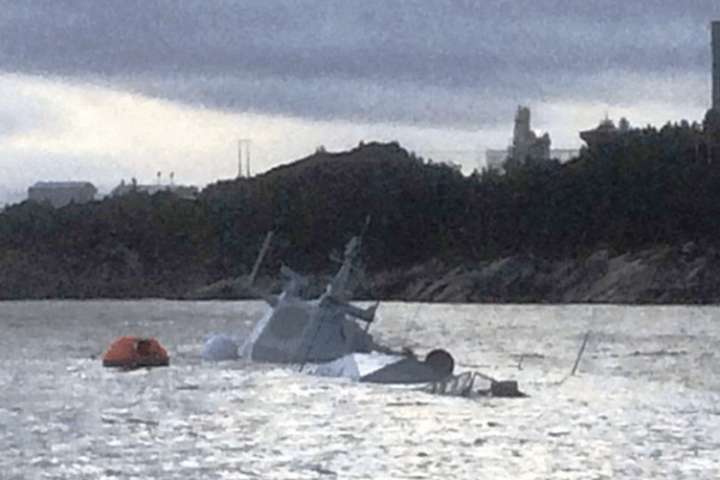 Норвезький фрегат за півмільярда доларів майже повністю пішов під воду