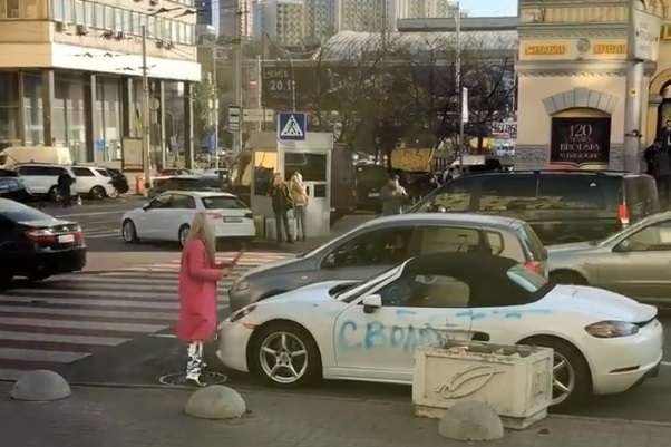 У центрі Києва дівчина розтрощила сокирою Porsche Boxter (відео)