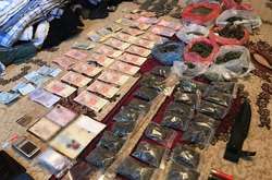 Під час обшуків вилучили понад 20 кг сухої подрібненої марихуани та 500 грамів метадону, мобільні телефони, банківські картки, зброю