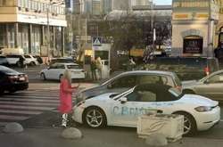 В центре Киева девушка разбила топором Porsche Boxter (видео)