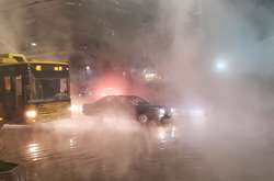 Гаряча вода залила вулицю Жилянська