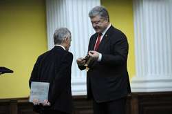 Порошенко вручил Джемилеву «Орден Свободы»