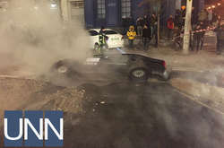 У центрі Києва автівка провалилася під асфальт (фото, відео)