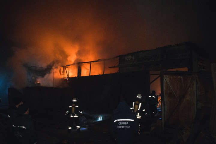 На Оболоні знову пожежа: горіли склади площею 280 кв. м (фото, відео)