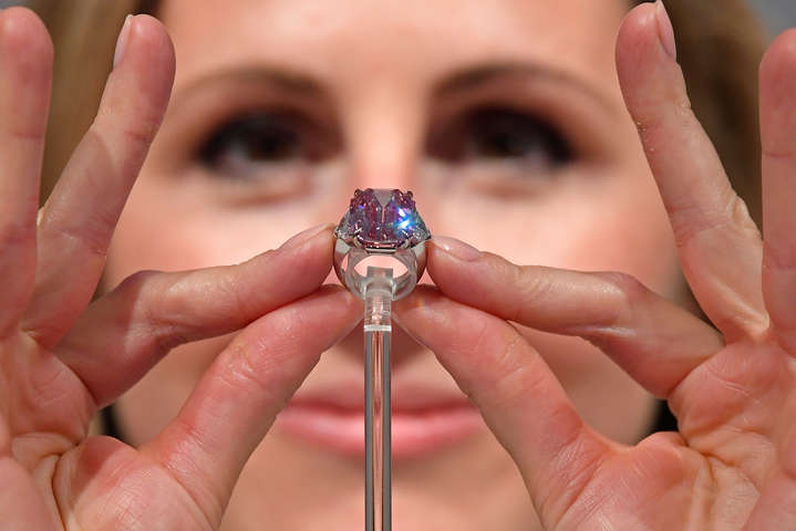 Рідкісний рожевий діамант продали за рекордну ціну