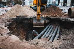 Прорив труби у центрі Києва: що відбувається на місці аварії (фото)