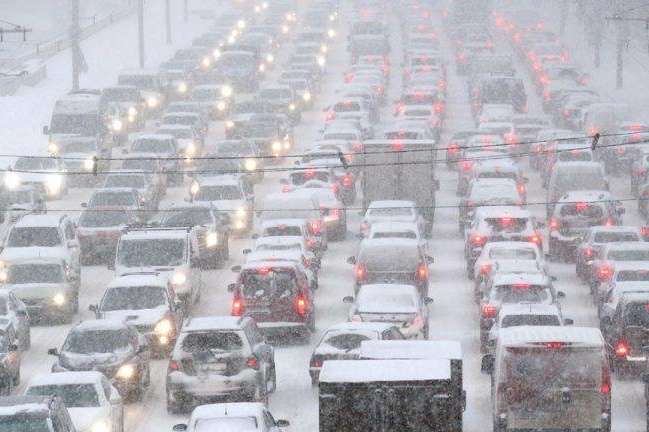 Транспортний колапс у Києві: через сніг автобуси і тролейбуси збилися з графіка