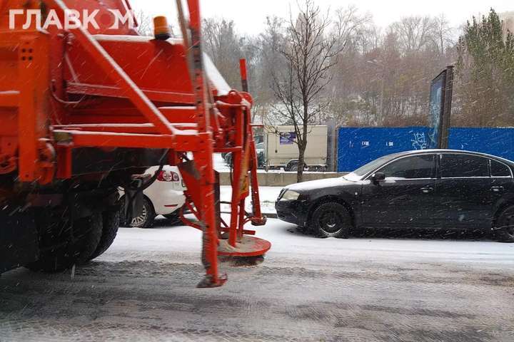 Розчищати Київ від снігу вийшло майже 300 одиниць спецтехніки (фото)