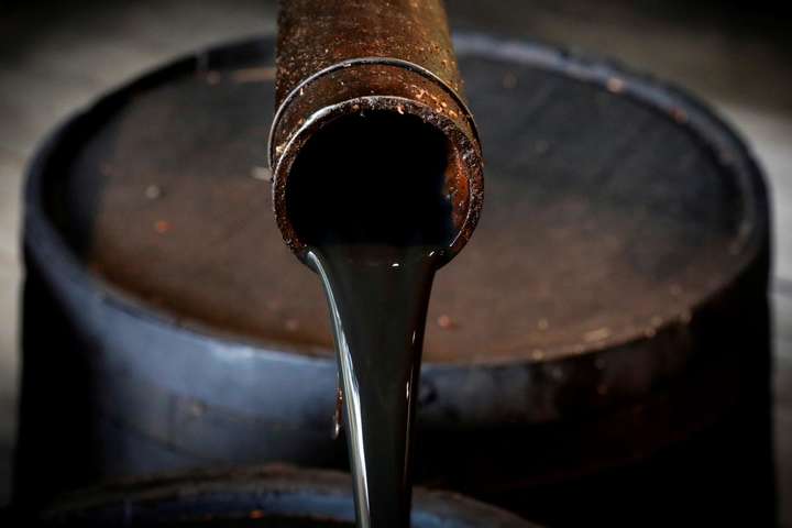 Цена на нефть за сутки рухнула до годового минимума