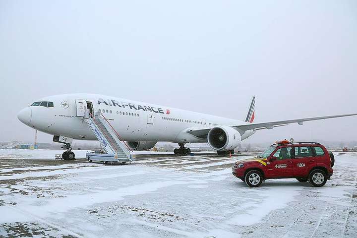 Пассажиры самолета Air France, направлявшегося в Китай, три дня пробыли в Сибири без паспортов
