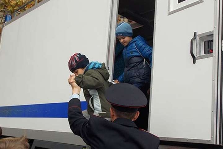 Нехай звикають з дитинства? Окупанти в Криму дозволили дітям посидіти в автозаках