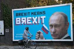 Саме у період напружених перемовин між Мей та ЄС в Лондоні з'явилися дивні плакати, на яких російський президент Володимир Путін підморгує і дякує ідейним натхненникам та прибічникам Brexit