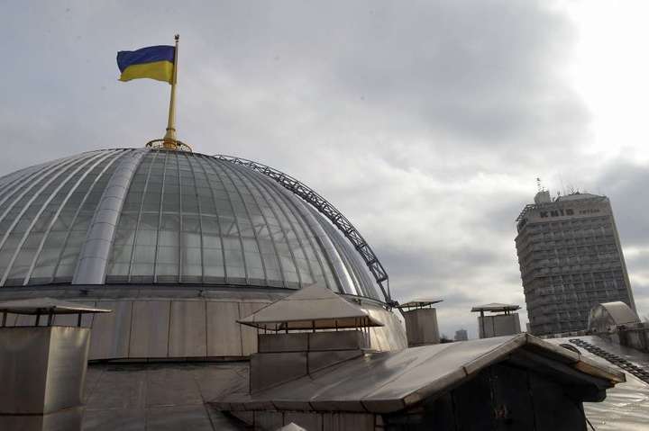 Верховную Раду накрыли новым куполом за почти 7 млн грн (фото)