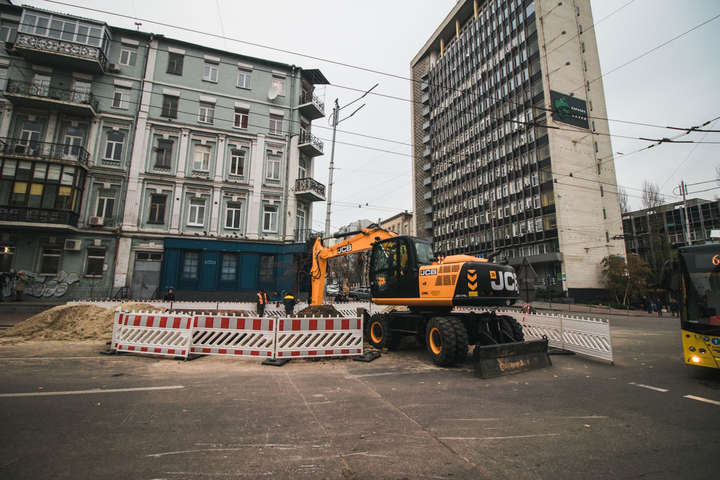 Прорив труби у центрі Києва ліквідовано, але знову може статися аварія