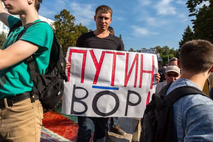 Российские школьники запустили флешмоб с надписью «Путин – вор»