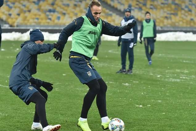 Мороз і сніг вплинули на тренування збірної України з футболу у Києві. Фотогалерея