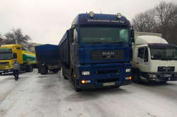 Причепом фури пробило дірку в цистерні бензовоза з паливом