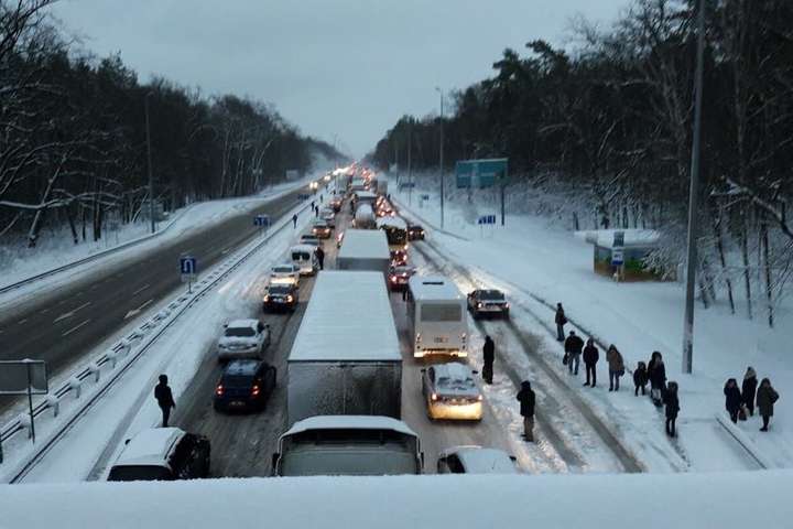 Перший сніг в Україні: Омелян нарахував понад тисячу ДТП за добу 
