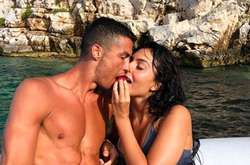 На любимой женщине не экономят: Криштиану Роналду напоил Джорджину Родригес вином за €30 тысяч 