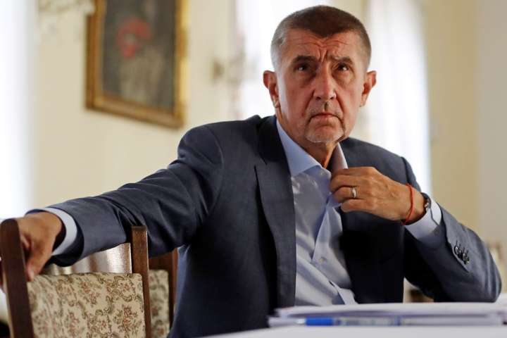 Прем'єр Чехії визнав, що його син був в окупованому Криму 