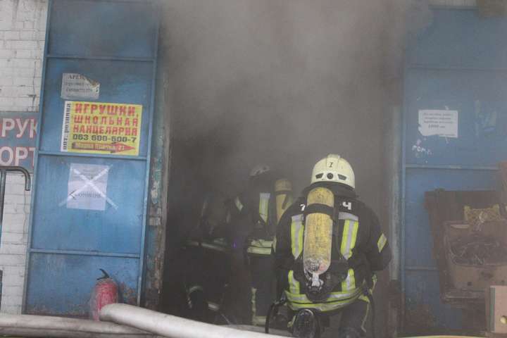Пожежу на базі у Києві гасили шість годин: є постраждалий (фото, відео)