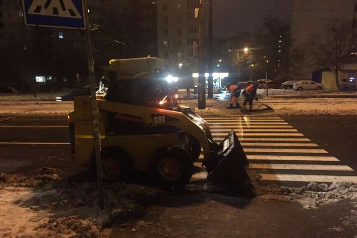 Дорожники показали, як всю ніч розчищали Київ від снігу (фото, відео)