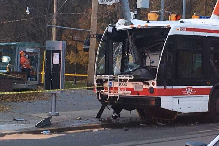 В Торонто автобус протаранив електроопору: 25 постраждалих