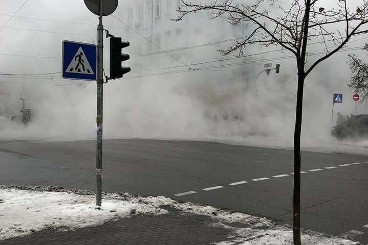 У центрі Києва знову прорвало трубу з гарячою водою (фото, відео)