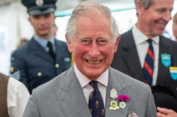 Зачем принц Чарльз хранит лоскуты от своих костюмов и туфли 50-летней давности