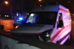 У Львові автомобіль швидкої врізався у підземний перехід 