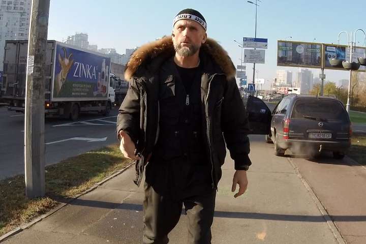 У Києві священик московської церкви ганяв по тротуарах, ледь не збивши людей (фото, відео)