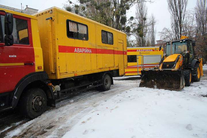 Аварія на тепломережі у центрі Києва: комунальники обіцяють полагодити за добу