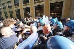 У Неаполі демонстранти намагалися прорватися в мерію, є постраждалі